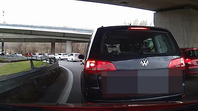 Kolóny na moste Apollo v Bratislave.