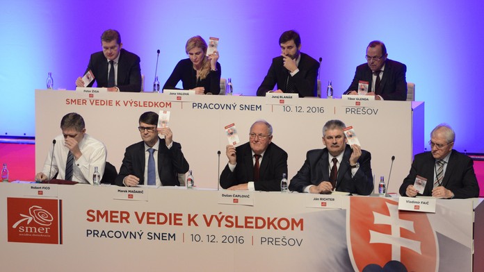 Predsedníctvo strany Smer-SD počas jedného z hlasovaní o programe na úvod pracovného snemu strany v Prešove 