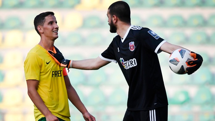 Jakub Paur (MŠK Žilina) a brankár Luka Gugešašvili (FC Dila Gori).