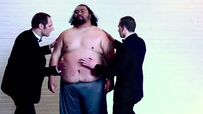 "Model" museť držať. 