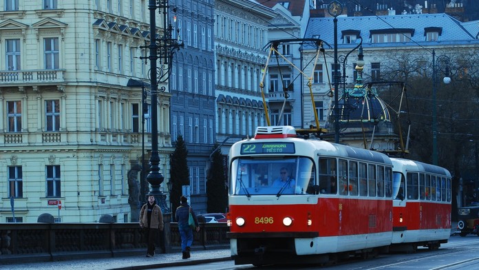 Električka zrazila 12-ročné dievča so slúchadlami. Zasahovali všetky záchranné zložky