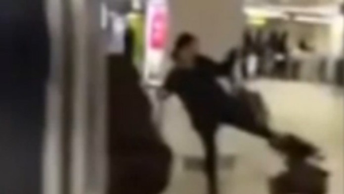 Matka kopla svoju malú dcérku do hlavy