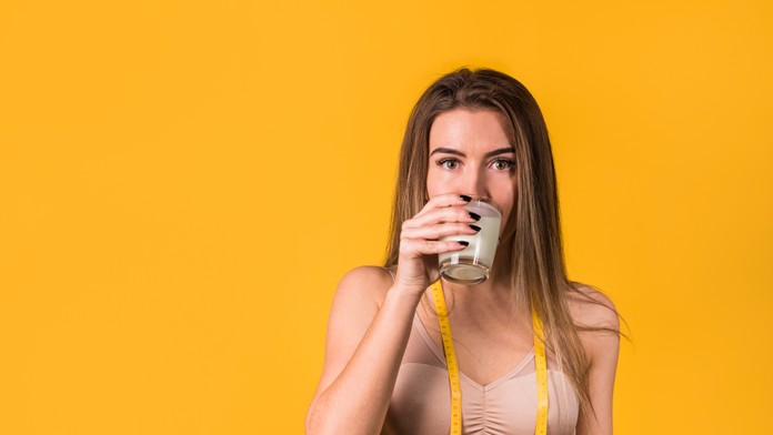 Internet má nový hit – nápoj „ovoszempic“. Expert vysvetľuje, či sa z tejto kombinácie ovsa a limetky naozaj chudne