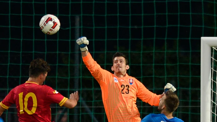 Brankár Slovenska Martin Dúbravka a hráč Čiernej Hory Marko Bakič v prípravnom zápase Slovensko - Čierna Hora