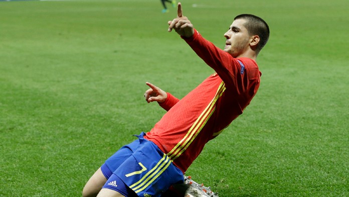 Španielsky futbalista Alvaro Morata sa raduje po góle na 1:0 v zápase s Tureckom.