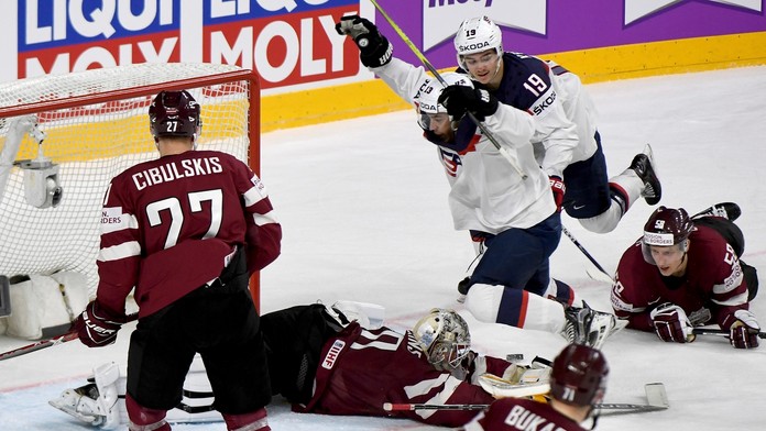 Johnny Gaudreau (s rukami hore) oslavuje gól USA v dueli MS 2017 proti Lotyšsku.