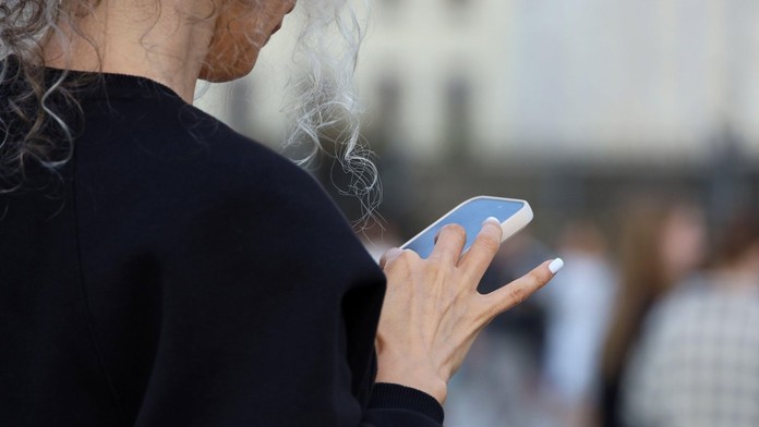 Žena na telefóne na ulici.