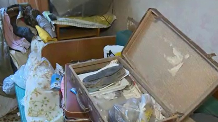 Úradníci našli v byte medzi haraburdami balík peňazí.