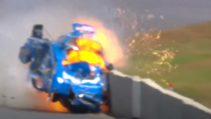 VIDEO: Prežil desivý náraz do betónovej steny v rýchlosti 500 km/h. Legendárny pretekár je už doma z nemocnice