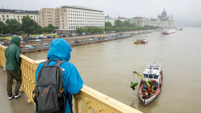 Ľudia sa pozerajú z Margitinho mosta na záchranársku loď počas záchrannej operácie.