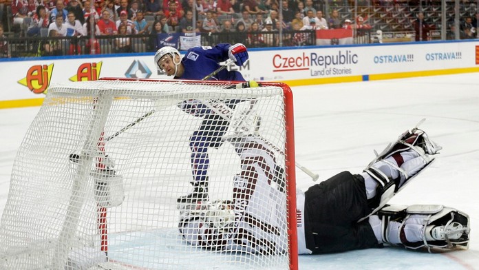 Francúzsky útočník Stephane Da Costa strieľa gól lotyšskému brankárovi Edgarsovi Masalkisovi v rozhodujúcom nájazde 