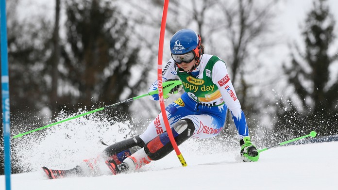 Lucas Leiva z Lazia Rím oslavuje premenenú penaltu v pohárovom dueli na pôde Interu Miláno.