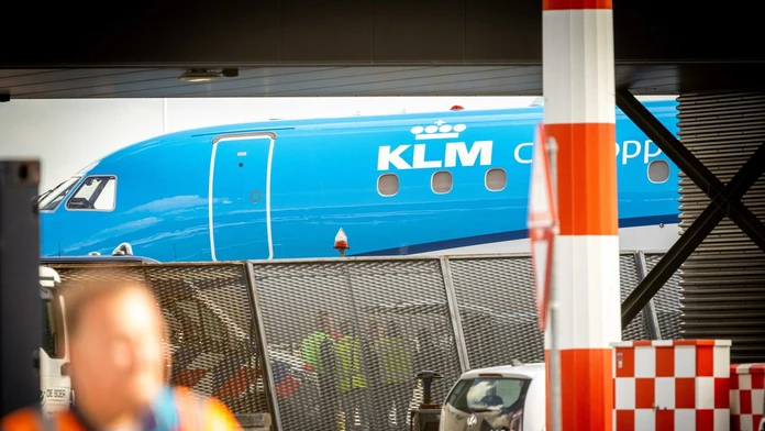 Desivý incident na letisku v Amsterdame. Svedkovia z hrôzou sledovali, ako muža rozdrvil motor lietadla