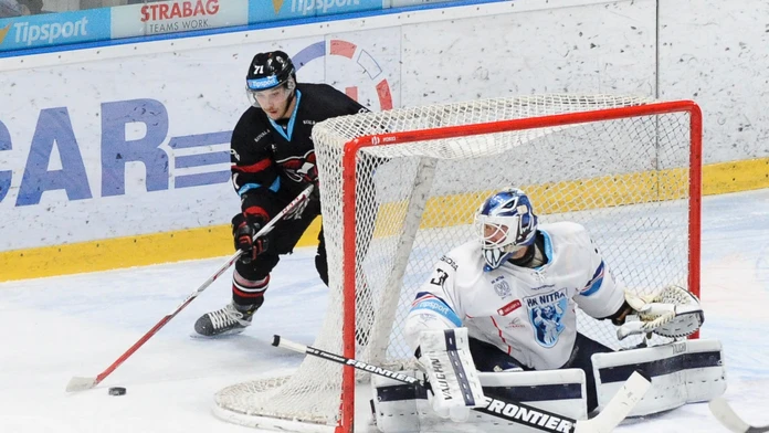 Mário Róth (Banská Bystrica) a brankár Michal Valent (Nitra) v šlágri 19. kola Tipsport extraligy.