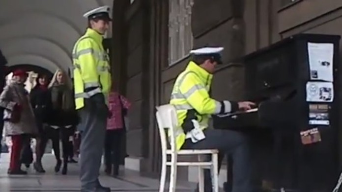 Policajt hrá na klavíri 