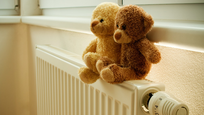 Rodičia pred svetom izolovali dve deti (6 a 9). Mali na sebe plienky, nevedeli rozprávať a žili v katastrofálnych podmienkach