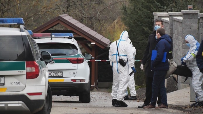Polícia pred rodinným domom, v ktorom mladík spáchal dvojnásobnú vraždu.