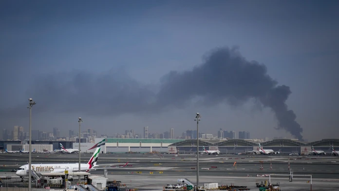 Zmätok v Dubaji. Letisko najskôr zastavilo svoju prevádzku, o chvíľu ju obnovilo