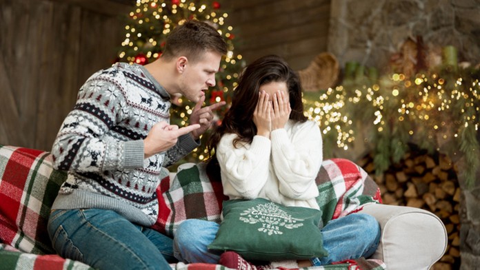 Andrew Robertson (Liverpool) v bežeckom súboji s Harveym Barnesom (Leicester).jpg