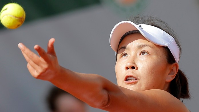 Čínska tenistka Šuaj Pcheng podáva v zápase 1. kola proti Rumunke Sorane Cirsteovej na turnaji Roland Garros 2017.