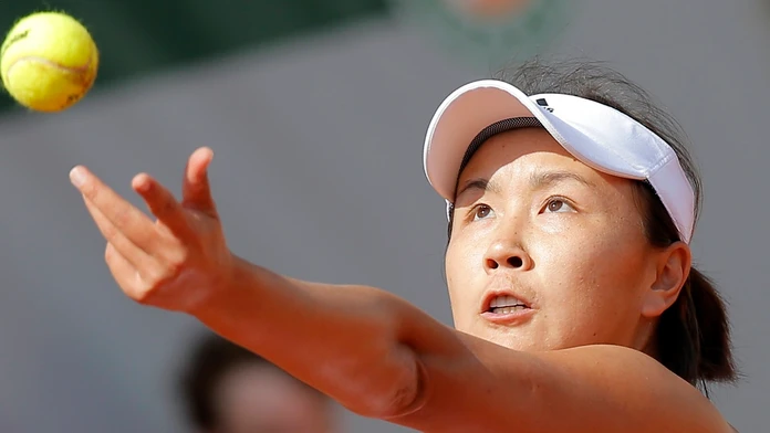 Čínska tenistka Šuaj Pcheng podáva v zápase 1. kola proti Rumunke Sorane Cirsteovej na turnaji Roland Garros 2017.