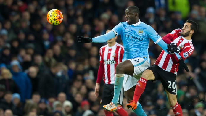 Yaya Touré (Man. City) a Juanmi (Southampton) v súboji o loptu.