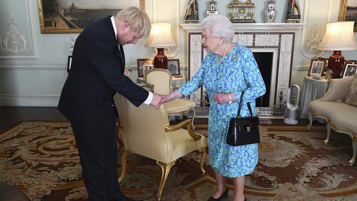 Kráľovná sa stretla s novým premiérom. Z tohto detailu sú fanúšikovia nadšení