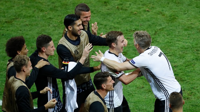 Nemeckí hráči sa radujú po víťazstve nad Ukrajinovu.