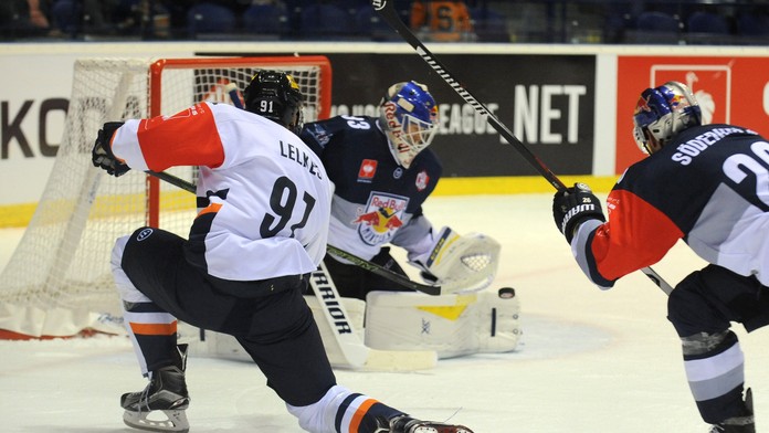 Na snímke vľavo hráč Košíc Richard Lelkes pred brankárom Mníchova Dannym Aus den Birkenom