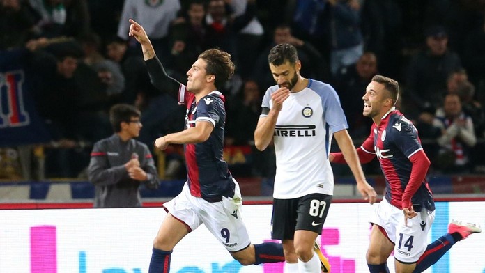 Simone Verdi (vľavo) z Bologne oslavuje svoj zásah v ligovom dueli proti Interu.