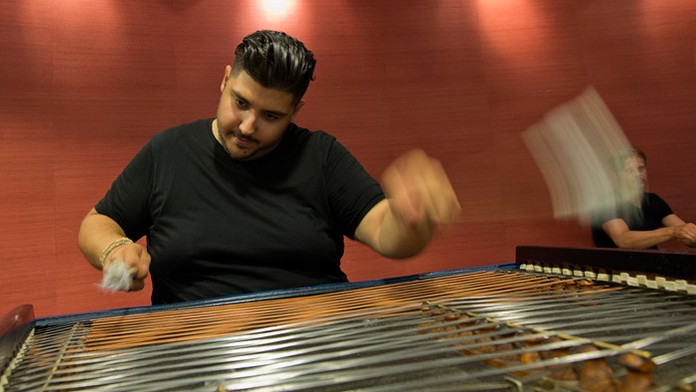 Cimbalista Fery Reiner hrá skladbu Let čmeliaka od ruského skladateľa Nikolaja Andrejeviča Rimského-Korsakova.