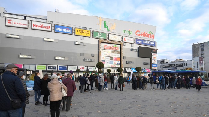 Mobilné očkovanie pred obchodným centrom v Košiciach 9. novembra 2021.