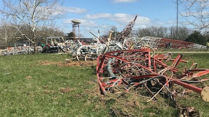 Trosky televíznej veže v meste Fordland.