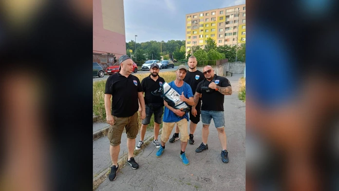 Partia mužov zo sídliska pomohla páru bez domova. 