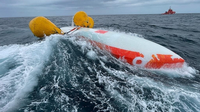 Muž prežil na mori v prevrátenej lodi 16 hodín. Zachránila ho jedna vec
