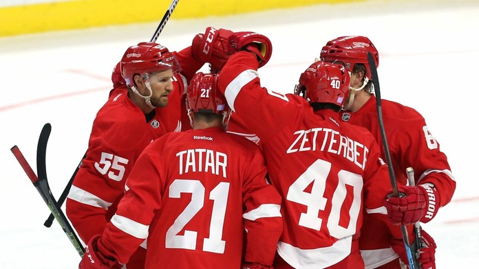 Hokejisti Detroitu oslavujú gól Tomáša Tatara.