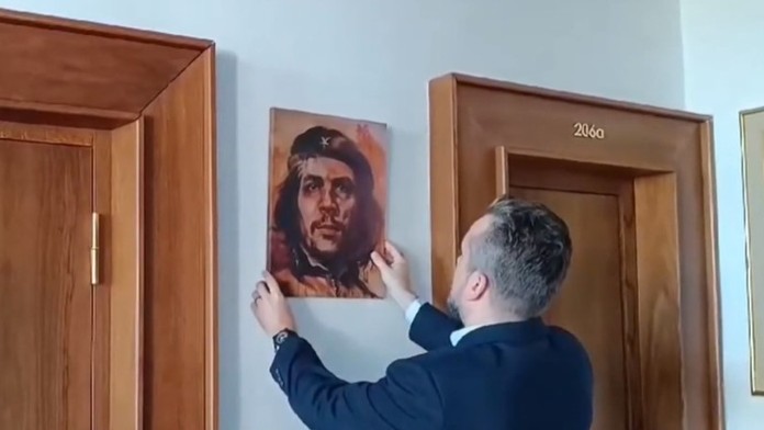 Zmena výzdoby v kancelárii Ľ. Blahu.