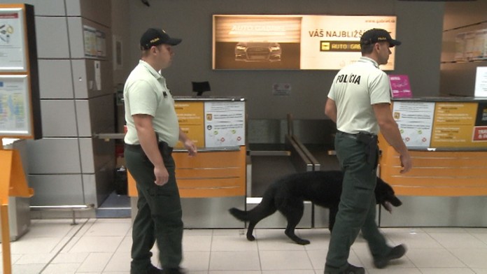 Policajné hliadky na letisku.