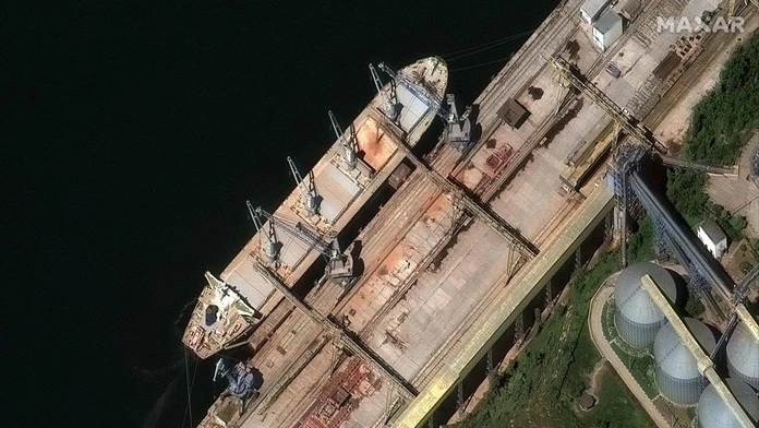 Satelit zachytil ruské lode, ako zrejme kradnú ukrajinské obilie. Rusi navyše blokujú jeho vývoz