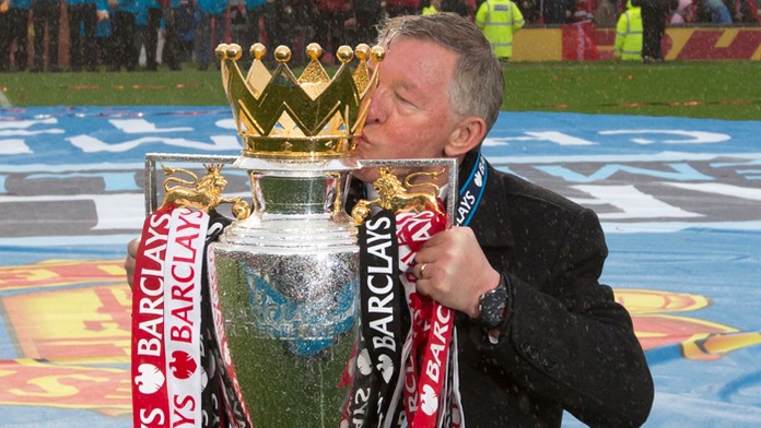 Tréner Manchestru United Sir Alex Ferguson bozkáva trofej po jeho poslednom zápase za klub (12. mája 2013).