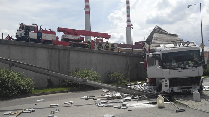 V Žiline spadol z mosta kamión.