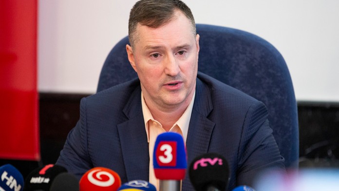 Igor Matovič ukazuje SMS komunikáciu Petra Šufliarskeho a Mariana Kočnera.