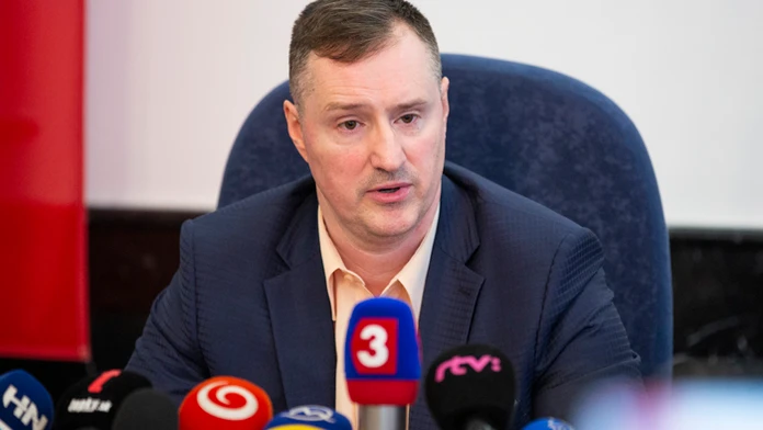 Igor Matovič ukazuje SMS komunikáciu Petra Šufliarskeho a Mariana Kočnera.