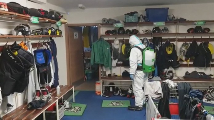 Zľava Matt Mistele (Banská Bystrica) a T.J. Melancon (Zvolen).