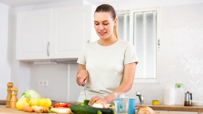 Zdravá večera za 18 eur pre štyroch? Lekárka varí rýchle jedlá, ktoré prospievajú aj črevám