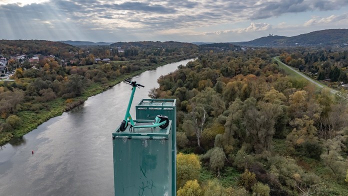 Bizarná situácia v Poľsku. Ktosi nechal zaparkovanú kolobežku na vrchole mosta