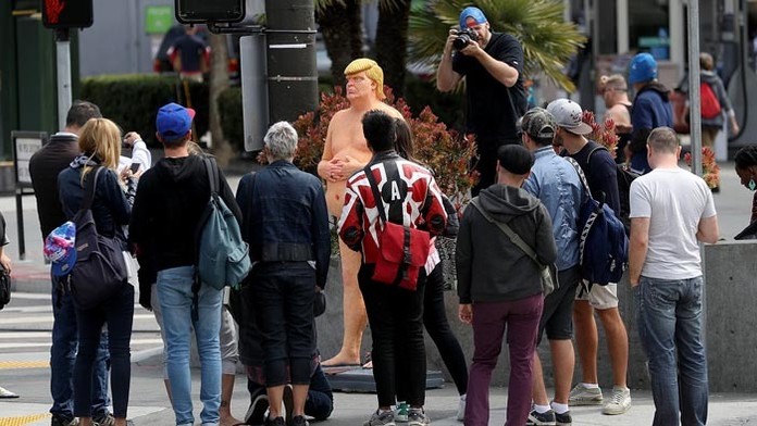 Socha nahého Donalda Trumpa. 