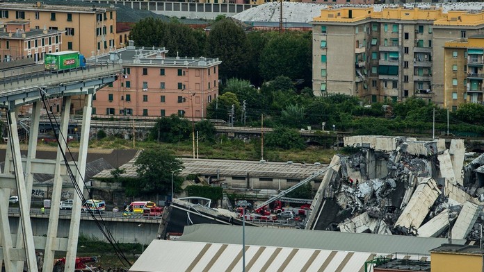 Na snímke nákladné auto stojí na diaľničnom moste Morandi pred časťou, ktorá sa z doteraz nezistených príčin zrútila.