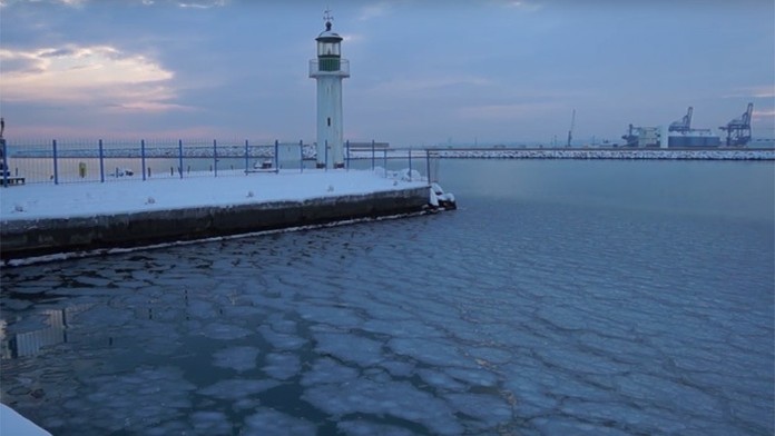 Zamrznuté more a kryhy v bulharskom prístave Burgas.