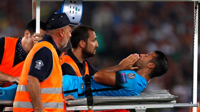 Zraneného futbalistu Barcelony Rafinha Alcantara odnášajú na nosidlách v zápase LM proti AS Rím. (16. septembra)